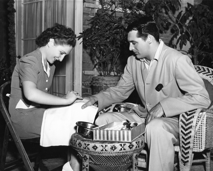 Cary Grant 1940 manicure WM.jpg